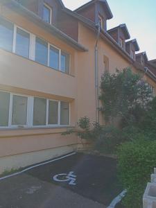 uma casa com um parque de estacionamento de bicicletas ao lado em Hotel Merlot em Eger