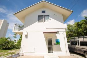 国头村沖縄といえばココ！！美ら海水族館徒歩圏内！ビーチにBBQに星空観察　隠れ家的貸切一軒家的白色的房子,设有大屋顶 更多30张照片