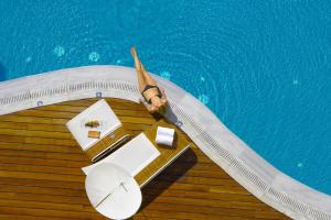 Бассейн в Elysium Resort & Spa или поблизости