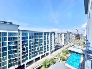 einem Luftblick auf ein Gebäude mit einem Pool in der Unterkunft Jeff & Ricky Homestay107 @Viavacity Apartment in Kuching