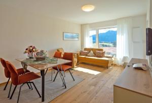 uma sala de estar com mesa e cadeiras em Fewo Marca em Oy-Mittelberg