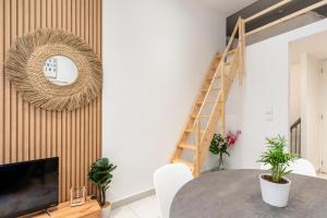 Una televisión o centro de entretenimiento en Le Cocon Traboule & SPA