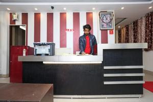 Area lobi atau resepsionis di Goroomgo Shiva Palace Haridwar Near Railway Station - Excellent Customer Service - Best Seller