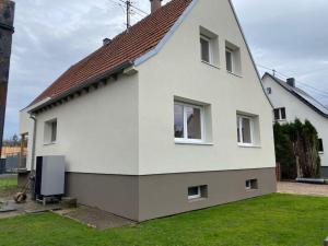 ein weißes Haus mit rotem Dach in der Unterkunft La maison de la cavalière in Seltz