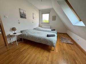 1 dormitorio con cama, mesa y ventana en La maison de la cavalière, en Seltz