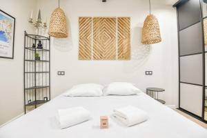 - une chambre avec un lit blanc et 2 oreillers blancs dans l'établissement La Terrasse Ricard - Belle maison 1 ch avec clim, à Marseille