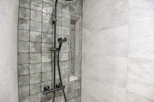 une douche avec pommeau de douche dans une salle de bain dans l'établissement La Terrasse Ricard - Belle maison 1 ch avec clim, à Marseille