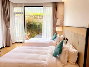 Postel nebo postele na pokoji v ubytování XMAN Valley Sunrise Resort