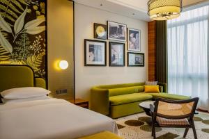Postel nebo postele na pokoji v ubytování Fondney Hotel Shanghai NECC Hongqiao Airport T2