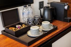 Příslušenství pro přípravu čaje a kávy v ubytování Fondney Hotel Shanghai NECC Hongqiao Airport T2