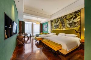 מיטה או מיטות בחדר ב-Fondney Hotel Shanghai Hongqiao