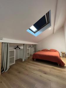 um quarto com uma cama e uma televisão no tecto em Appartement / 4 personnes / Wifi / Sarrebourg em Sarrebourg