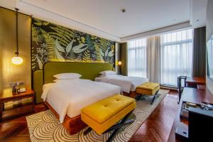 Postel nebo postele na pokoji v ubytování Fondney Hotel Shanghai NECC Hongqiao Airport T2