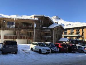 a group of cars parked in a parking lot in front of a building at Résidence Le Rosset - 2 Pièces pour 4 Personnes 254 in Tignes