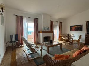 ein Wohnzimmer mit einem Sofa und einem Kamin in der Unterkunft Dream Executive Apartments in Luz