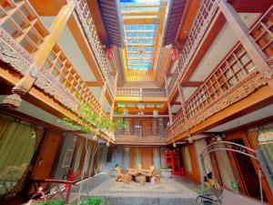 una imagen de un edificio con techo en 思法特观景客栈 Sifat Viewing Inn, en Lijiang