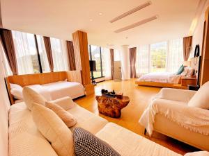 張家界的住宿－XMAN Valley Sunrise Resort，一个带两张床和一张沙发的大客厅