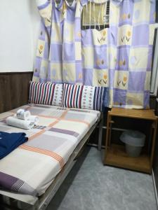 Ce lit superposé se trouve dans un dortoir doté d'un rideau. dans l'établissement NEW WASHINGTON GUEST HOUSE B1,B2 B LOCK 13 FLOOR CHUNG KING MANSHION, 36-44 NATHAN ROAD KOWLOON HONG KONG, à Hong Kong