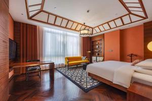 Postel nebo postele na pokoji v ubytování Fondney Hotel Shanghai NECC Hongqiao Airport T2