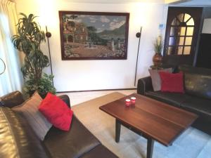 een woonkamer met een bank en een salontafel bij Oase rust en privacy op de Veluwe voor 4 personen in Putten