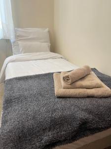 uma cama com duas toalhas em cima em Priestranný 3 izb. apartmán v centre s parkovaním. em Banská Bystrica