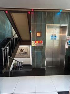 einen Aufzug in einem Gebäude mit einer Treppe in der Unterkunft Queen motel in Tongyeong