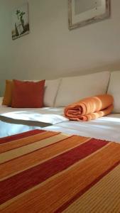 Een bed of bedden in een kamer bij Apartment with a garden Petrovac