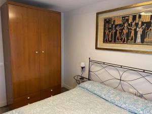1 dormitorio con 1 cama y una pintura en la pared en Apartament Sant Jordi, en Sant Joan de Vilatorrada