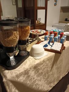 uma mesa coberta com comida e dois copos de comida em PèPè Bed & Breakfast em Nápoles