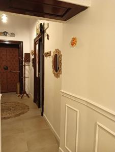 un pasillo de una casa con una puerta y un pasillo en PèPè Bed & Breakfast en Nápoles