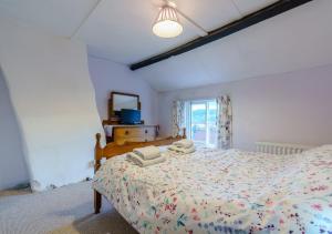 ein Schlafzimmer mit einem Bett mit Handtüchern darauf in der Unterkunft Alice Cottage in Robin Hood's Bay