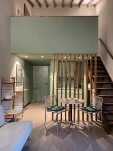 Pokój ze stołem, krzesłami i schodami w obiekcie Calming mountain view apartment w Nikozji