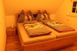 a bedroom with two twin beds with pillows on them at Ferienhaus Schirgi in Sankt Kathrein am Offenegg