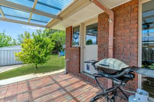 un barbecue posizionato su un patio esterno a casa di Pet Friendly 3 bedroom house with large backyard a Clifton Springs