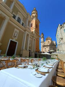 Restaurace v ubytování MENTON # MONACO - F1 GP - 4 PERSONS - SEA VIEW - NEW - PARKING - CLIM - PREMIUM - BEACH and SUN