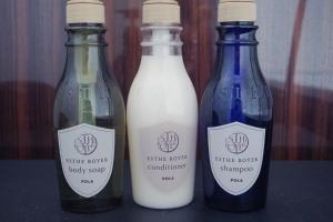 tres botellas de leche con etiquetas en Alezed Villa Shiraho, en Ishigaki Island