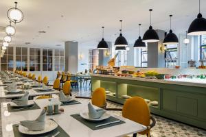 a restaurant with tables and chairs and a buffet at Fondney Hotel Shanghai Hongqiao in Shanghai