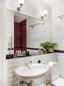 Koupelna v ubytování Bjertorp Slott + 26 fotografií