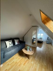 uma sala de estar com um sofá e uma mesa em Haus zum Rütli em Chur
