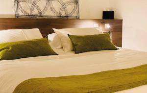 サン・テティエンヌにあるHôtel QUAI33の白い大型ベッド(緑の枕2つ付)