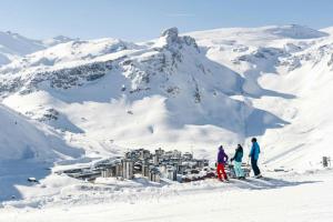 un grupo de personas esquiando en una montaña nevada en CASA-Chalet du Parc Cosy apartment in Tignes with garden en Tignes