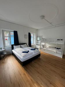 um quarto com uma cama grande e 2 beliches em Haus zum Rütli em Chur