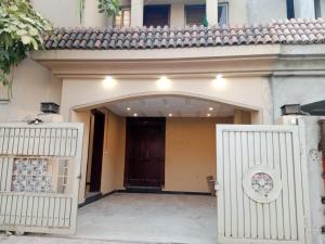 uma entrada para uma casa com um portão branco em moonlight guest house em Rawalpindi