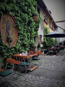 une table et des chaises devant un bâtiment dans l'établissement Altfraenkische Weinstube, à Rothenburg ob der Tauber