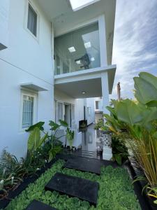 a view of a house with a garden at SunnyRent. Luxury TJ White Villa & Room in Ungasan
