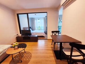 sala de estar con mesa y dormitorio en 中央公寓 1bedroom Centrio Condominium, en Ban Rangeng