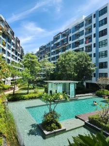 una imagen de una piscina en un edificio en 中央公寓 1bedroom Centrio Condominium, en Ban Rangeng