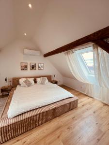 Posteľ alebo postele v izbe v ubytovaní Dachgeschoss-Maisonette-Apartment mit Klimaanlage