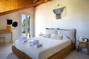 een slaapkamer met een bed met handdoeken erop bij The Hidden Attique in Corfu-stad