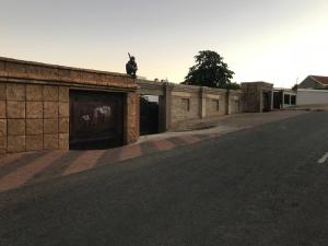 una pared con una estatua al costado de una carretera en Good living Guesthouse en Windhoek